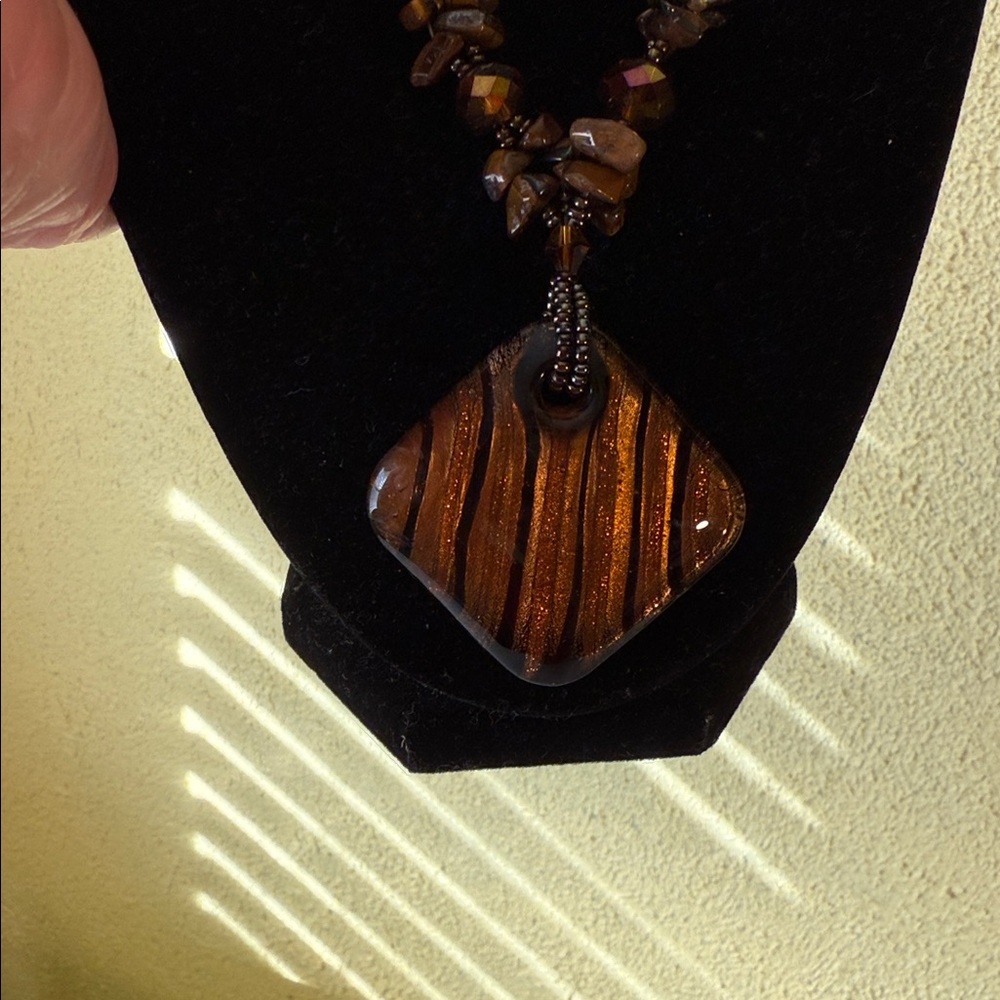 Glass and tigers eye necklace - Picture 4 of 6